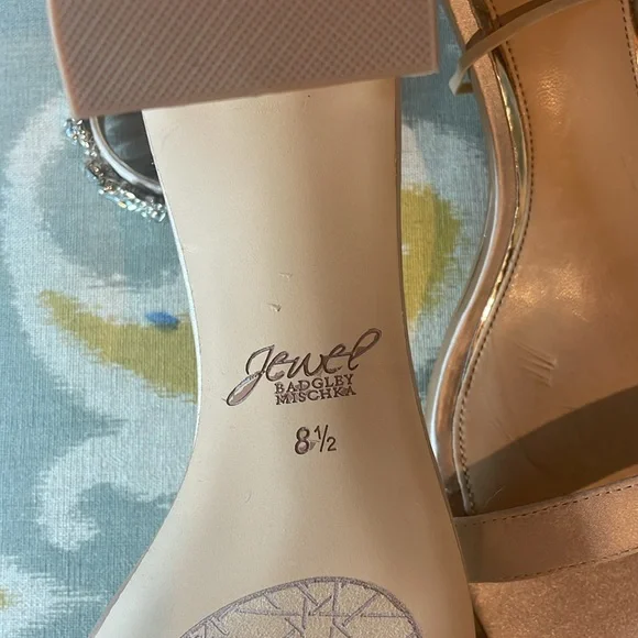 Jewel by bagley Mischka beige statin dress sandals - Picture 4 of 7